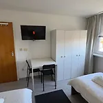 Dutti's - A L 2 L 4 Beds L Tv L Wifi L Kitchen L Parking L Autobahn Apartment *
